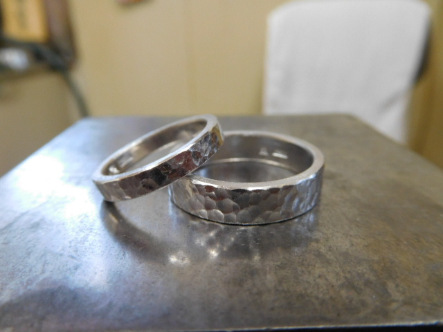 手作り　結婚指輪　槌目