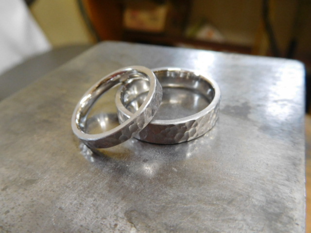 結婚指輪　プラチナ　槌目加工