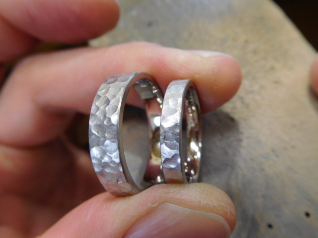 結婚指輪　槌目加工　プラチナ