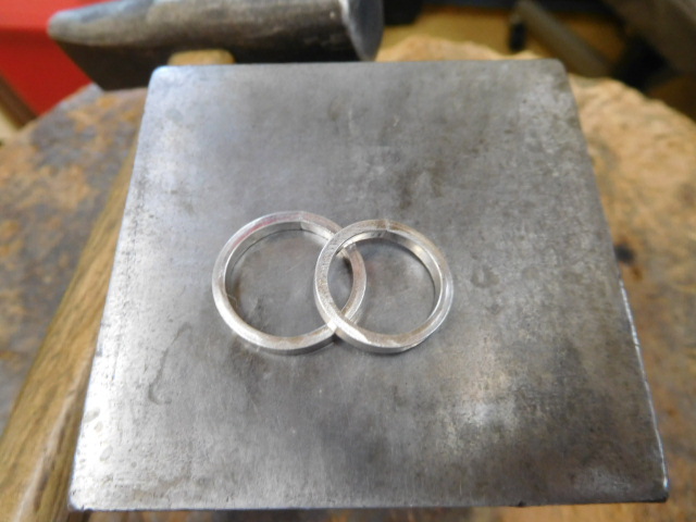 細め 結婚指輪