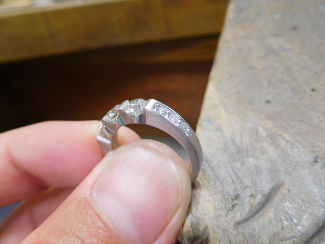 一文字ダイヤ 婚約指輪を手作り【鍛造】洗礼された美しい一文字 | 手作り結婚指輪【鍛造】ジュエリーコウキ