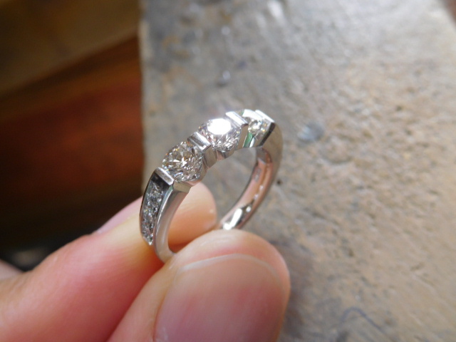 婚約指輪で人気の0.3ctダイヤを３つも使った豪華なエンゲージリング 