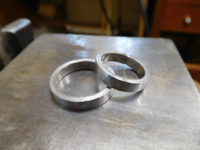 結婚指輪　鍛造　プラチナ