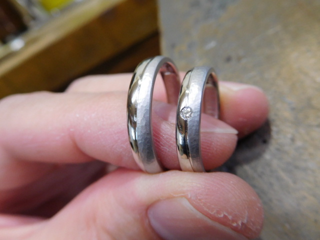 平甲丸の結婚指輪【打ち出しマット＆光沢のコンビ】メンズ4mm レディース3.7mm | 新潟から鍛造の結婚指輪を全国に