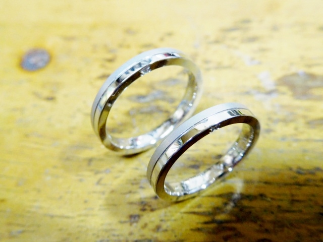 結婚指輪 横にダイヤ