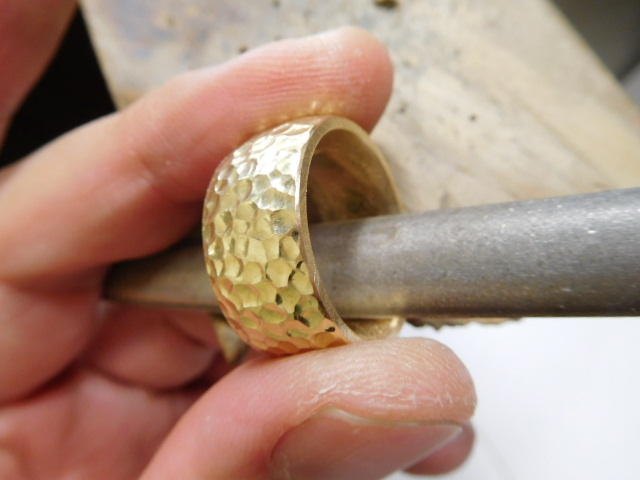 18金 太い指輪を鍛造！幅広い10mm平甲丸リングに槌目が半端ない 
