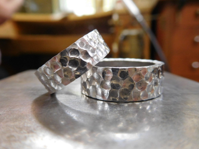 結婚指輪　槌目デザイン