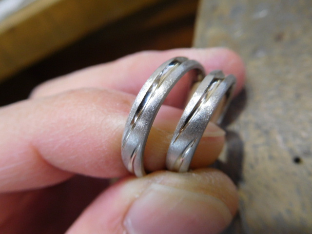 マットの手作り結婚指輪＆プラチナが輝くマット加工×甲丸極太ライン 