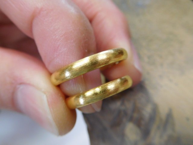 純金 結婚指輪×職人手作りが凄い！鍛造の製造工程 シンプルで美しい | 手作り結婚指輪【鍛造】ジュエリーコウキ
