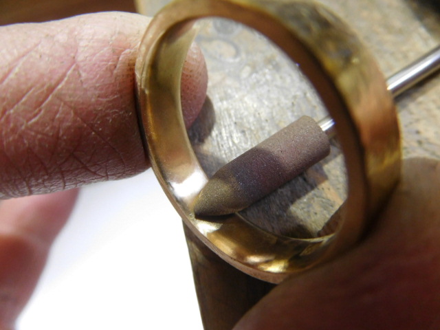 金の結婚指輪　磨く