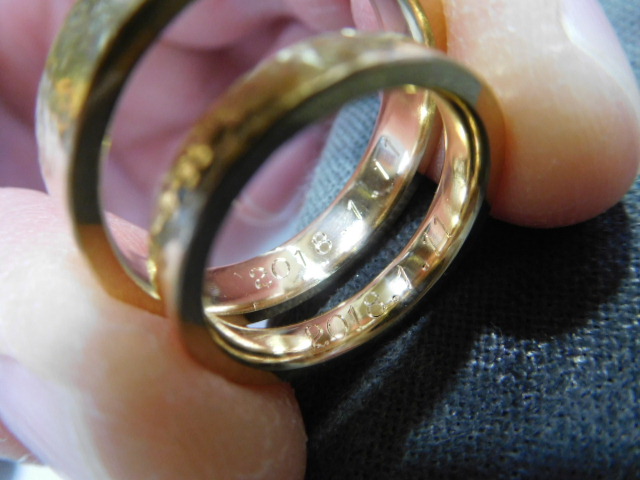 結婚指輪　ゴールド　刻印