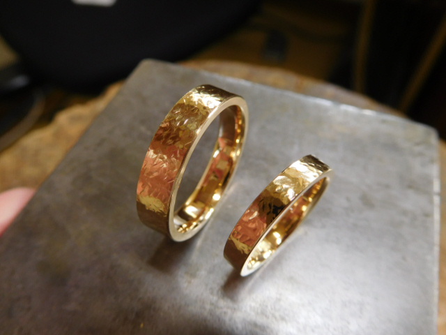 結婚指輪 鍛造 ゴールド