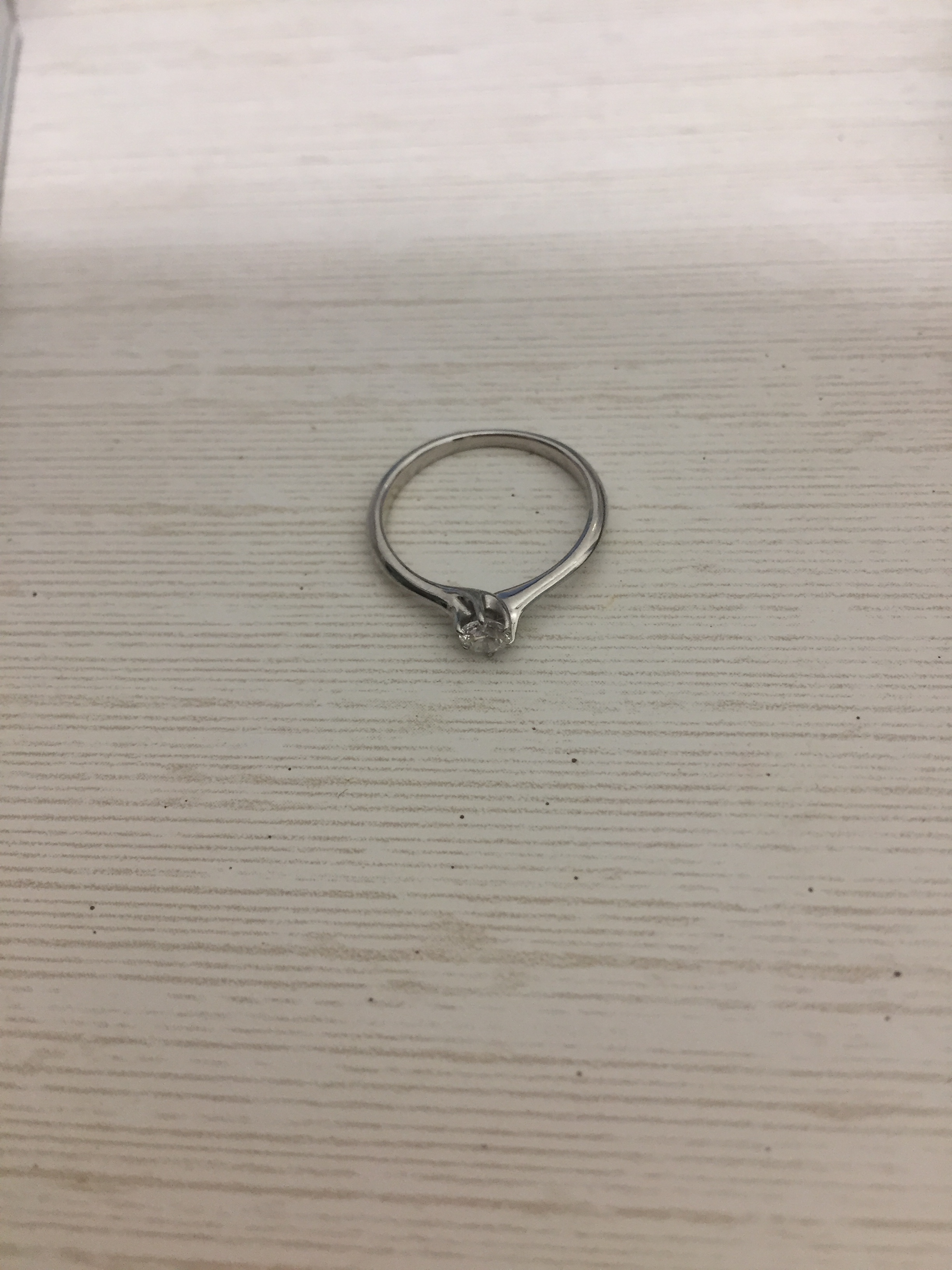 ダイヤの婚約指輪　縦爪