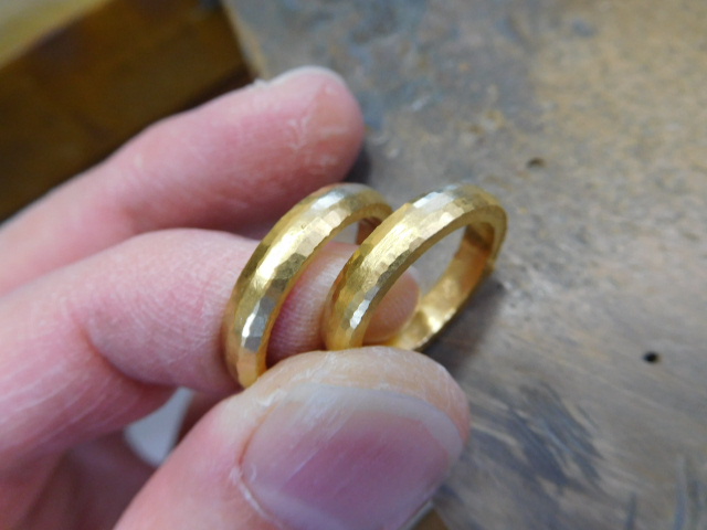 純金の結婚指輪　槌目