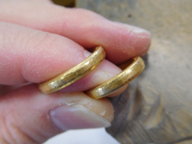 純金の結婚指輪　鍛造