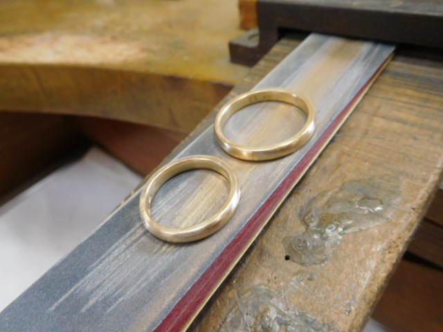 結婚指輪　ゴールド　ヘアライン加工