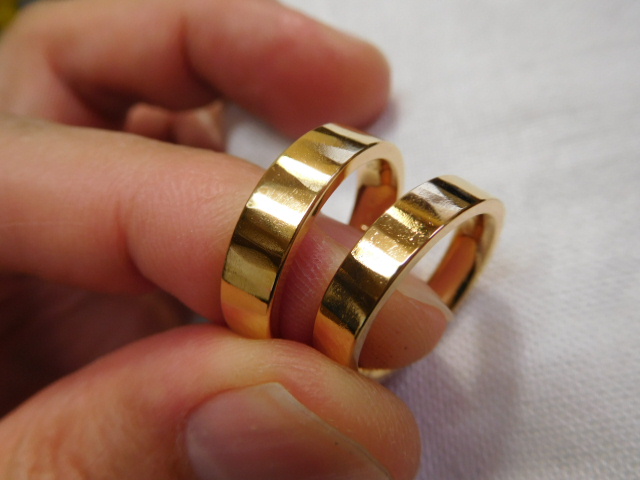 鍛造ゴールドの結婚指輪【強靭なリング】金槌で打つ槌目が美しい！ | 新潟から鍛造の結婚指輪を全国に
