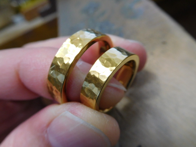 24金-結婚指輪の作り方【純金×鍛造】太め平打ち＆手打ち槌目 | 新潟から鍛造の結婚指輪を全国に