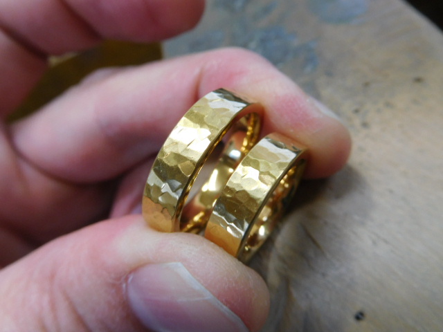 24金 結婚指輪】鍛造ブランドが作る鍛造リング！幅広い5mm×槌目