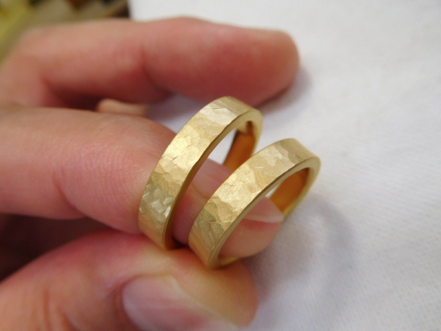 純金 鍛造 結婚指輪