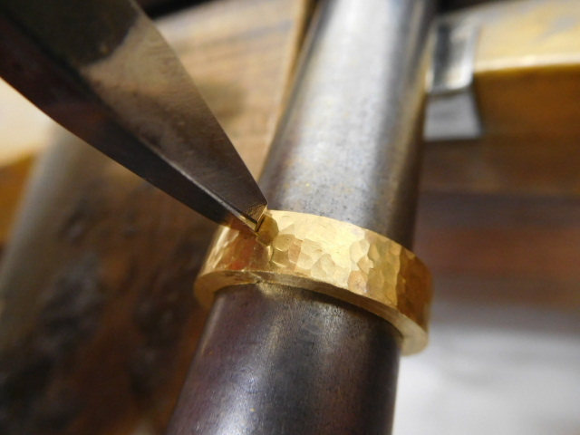 純金 結婚指輪 鍛造