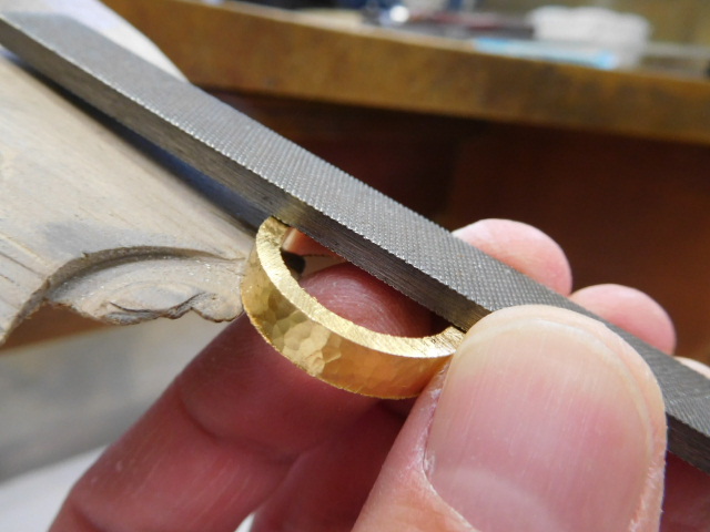 結婚指輪 槌目模様