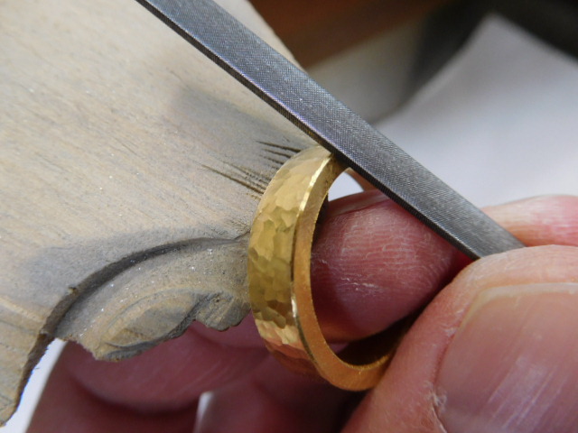 結婚指輪 槌目模様