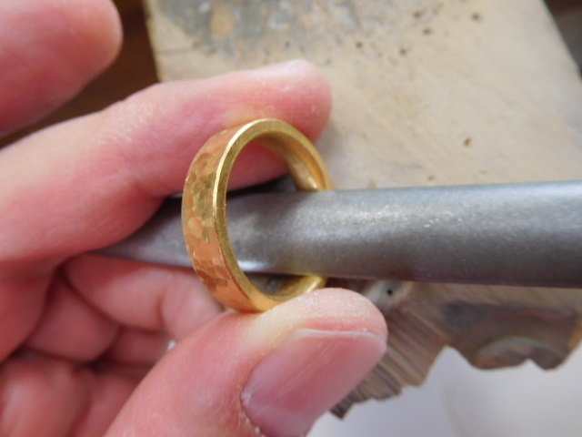 結婚指輪 槌目模様