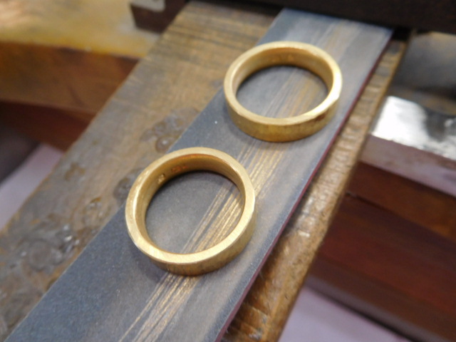 結婚指輪 槌目模様