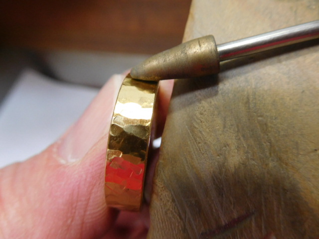 結婚指輪 槌目模様