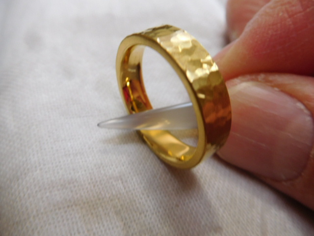 結婚指輪 槌目模様