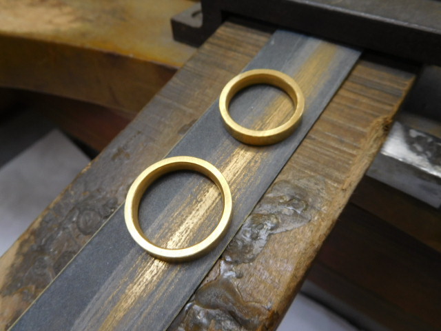 槌目 結婚指輪 人気