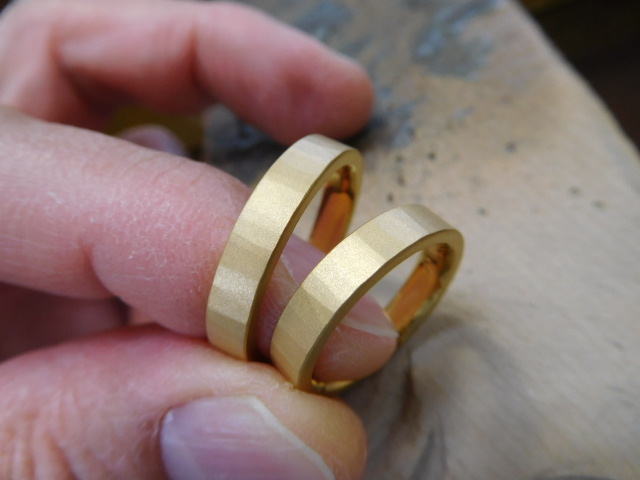 槌目 結婚指輪 人気