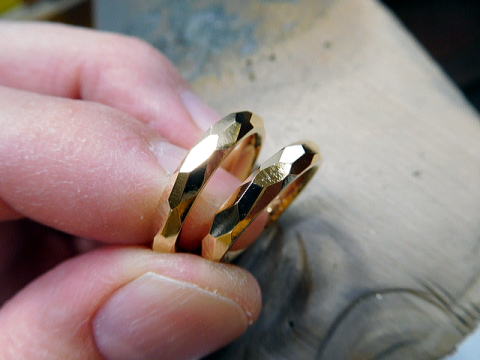 鍛造 結婚指輪 人気